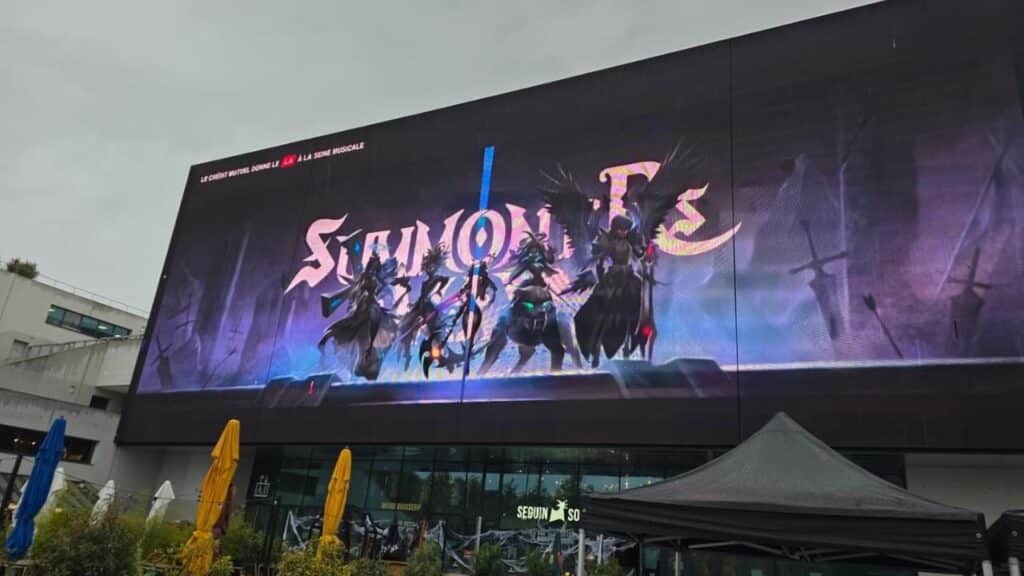 Ein riesiges Banner zierte die La Seine Musicale