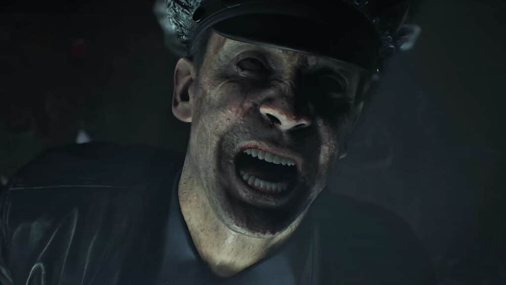 『バイオハザード2 リメイク』で暗闇から現れる叫び声を上げるアンデッドの敵のクローズアップ