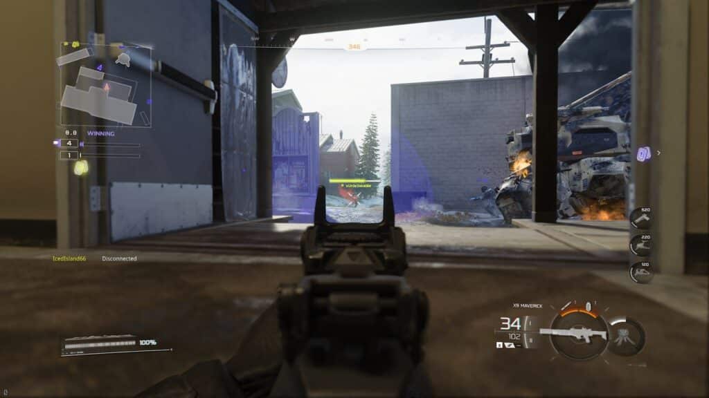 コール オブ デューティ ブラックオプス 7 で、プレイヤーが建物の中から照準を絞り、損傷した車両の近くの外にいる敵をターゲットにしている。画面には HUD 要素が表示されている。