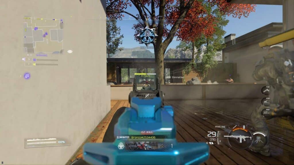 コール オブ デューティ ブラックオプス 7 のゲームプレイシーン。木々、HUD 要素、チームメイトが見えるモダンな家の環境で、青いライフルを敵に向けているプレイヤーが映っている。