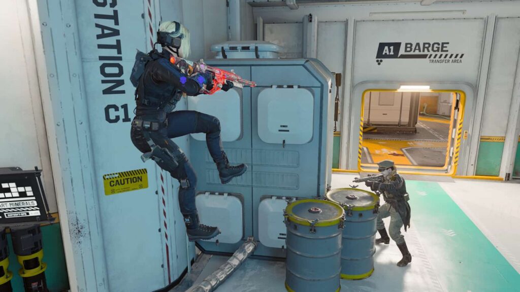 コール オブ デューティ ブラックオプス 7 の2人のオペレーターが明るい工業施設内で銃撃戦を繰り広げている。1人のプレイヤーが壁を登って武器を構え、もう1人のプレイヤーは樽の後ろに隠れている。