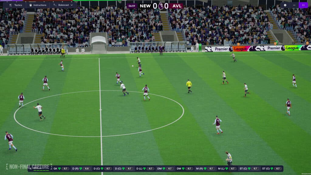 Football Manager 26 の選手が観客が見守る中、ピッチを駆け上がっています。