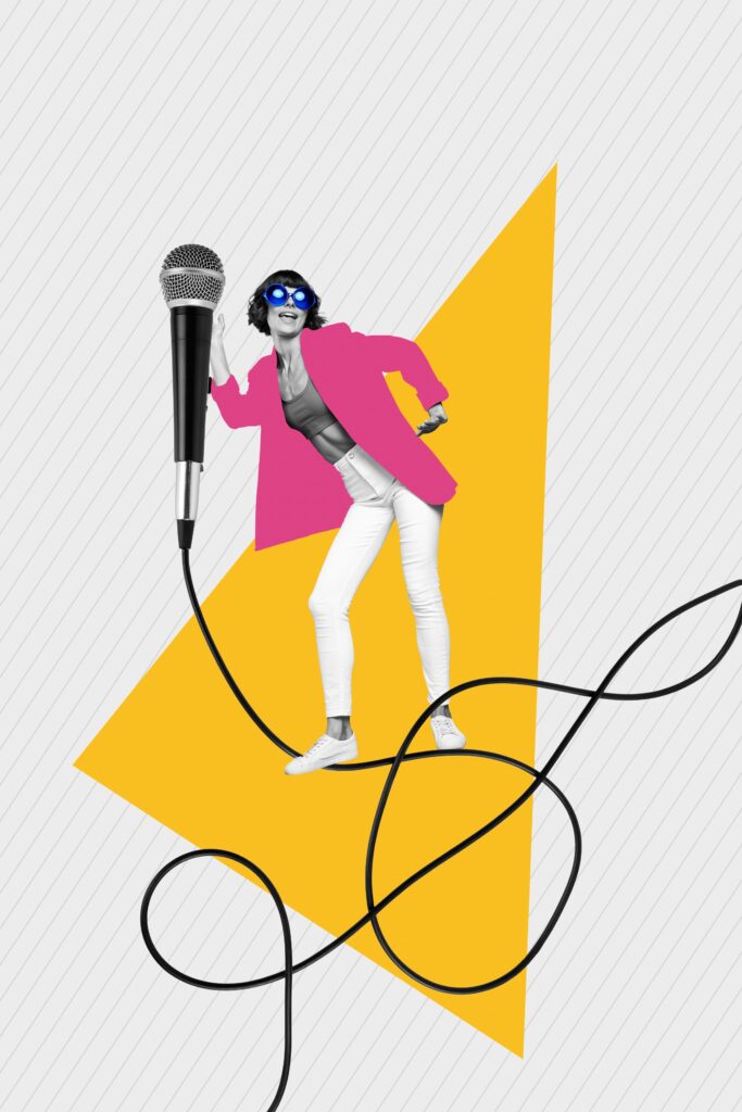 마이크를 들고 있는 여성