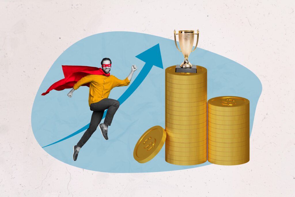 상금과 트로피를 향해 웃고 있는 남성