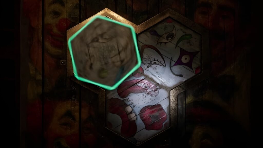 기괴한 그림이 새겨진 육각형 퍼즐 장치의 클로즈업