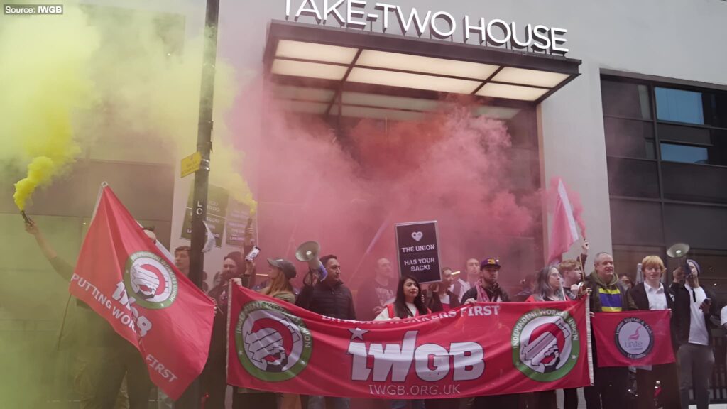 테이크투 하우스 앞에서 시위를 벌이는 IWGB