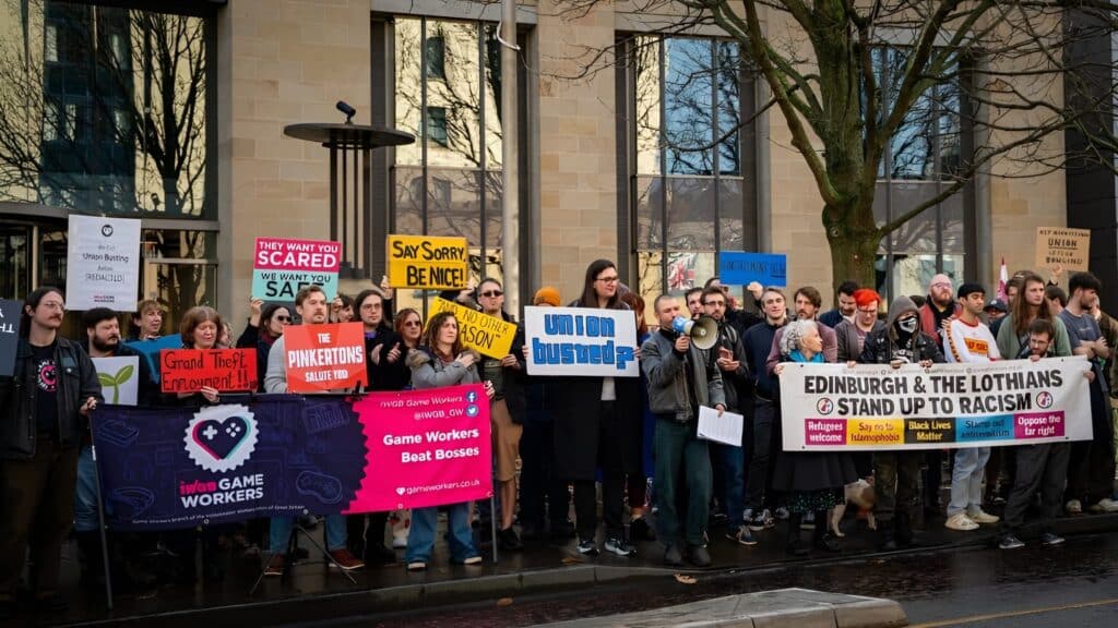 락스타 영국 본사 앞에서 해고된 직원 복직을 요구하는 시위