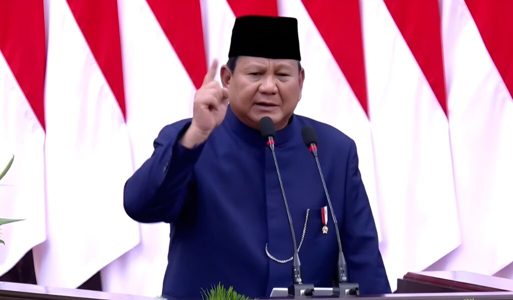 프라보워 수비안토 인도네시아 대통령이 단호한 표정으로 연단에서 연설하고 있다.