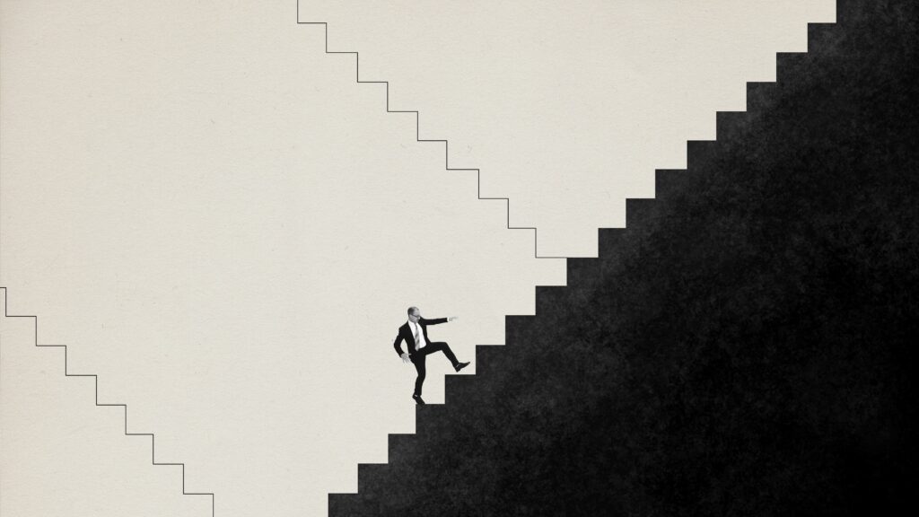 흑백 배경에서 높은 계단을 올라가는 남성