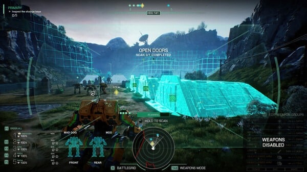 Cockpit weergave in MechWarrior 5: Clans waar een mech een vijandelijke basis scant in de bergen.