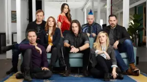 Teamet i Critical Role sittandes i en soffa.