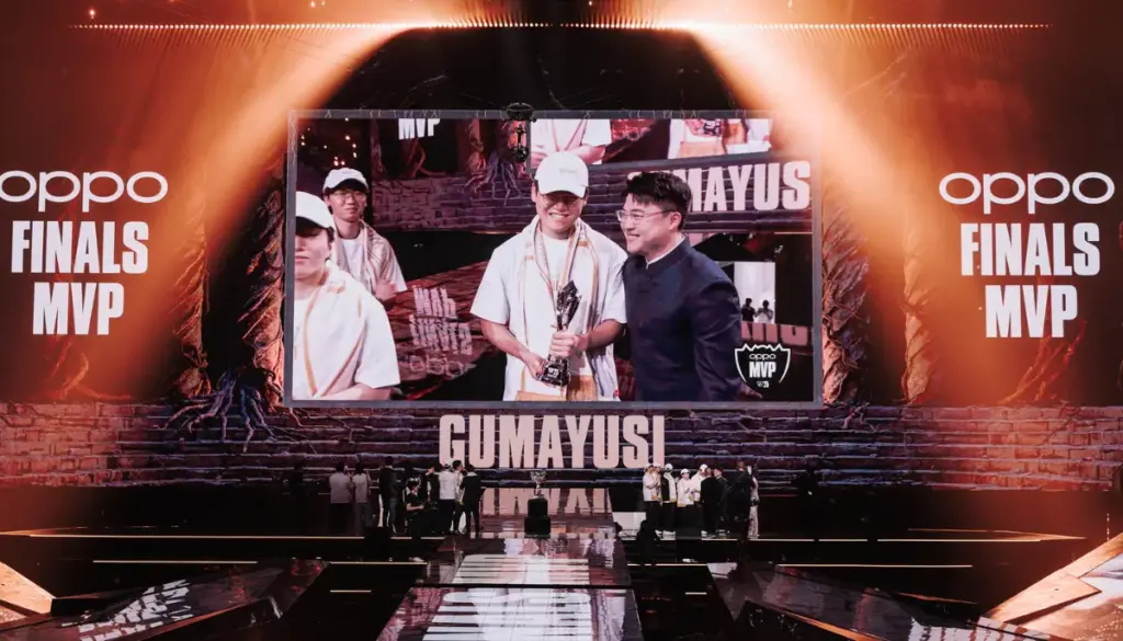 Uzi lämnar över MVP award till Guma från T1