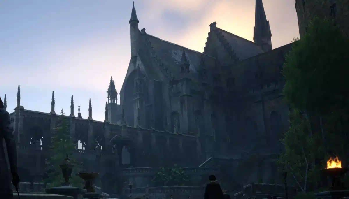 Hogwarts med en solnedgång och NPC-karaktärer som går runt