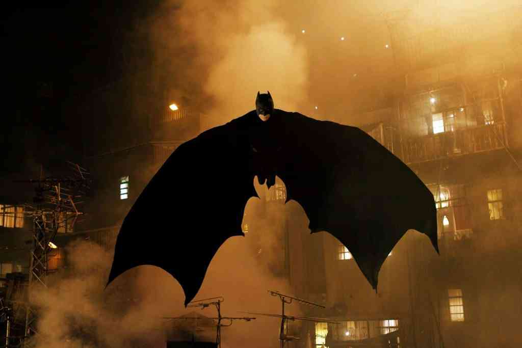 La trilogía de Christopher Nolan Dark Knight utiliza a Batman para explorar la comunidad y el peligro de confiar en un rico capitalista para salvar a la gente.
