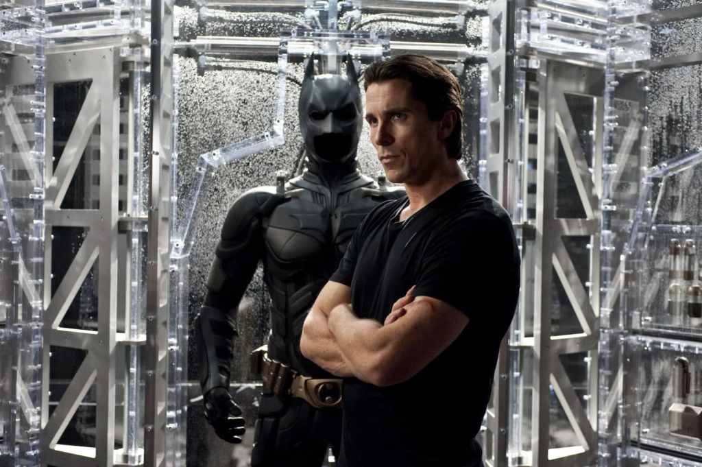 La trilogía de Christopher Nolan Dark Knight utiliza a Batman para explorar la comunidad y el peligro de confiar en un rico capitalista para salvar a la gente.