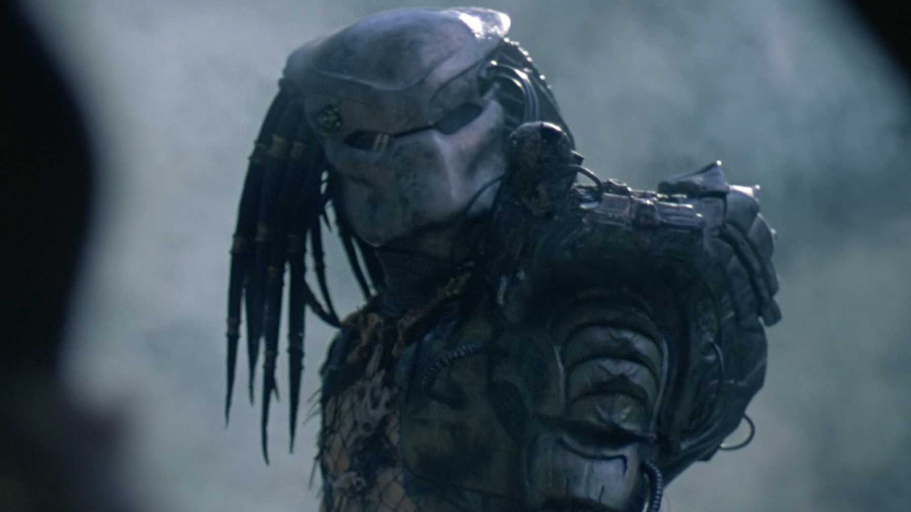 new predator film movie dan trachtenberg director 10 cloverfield lane
