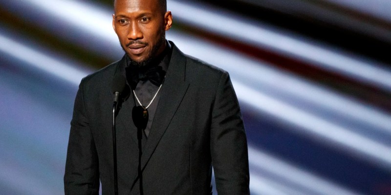 Production of the Mahershala Ali Blade reboot movie set in the Marvel Cinematic Universe (MCU) is on pause new director lead Logan- stop