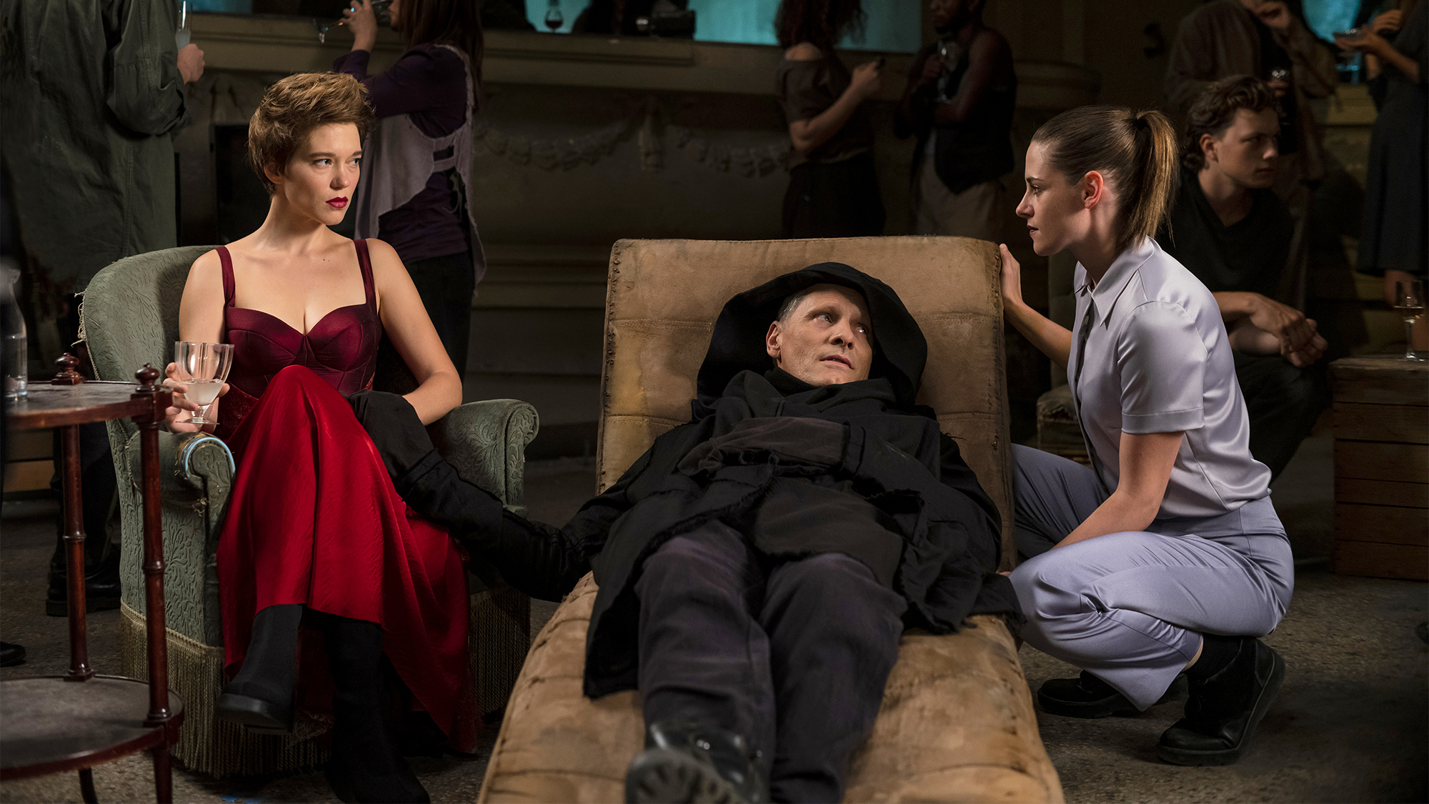 Crimes of the Future Presents the Art of Creation as Body Horror from David Cronenberg
