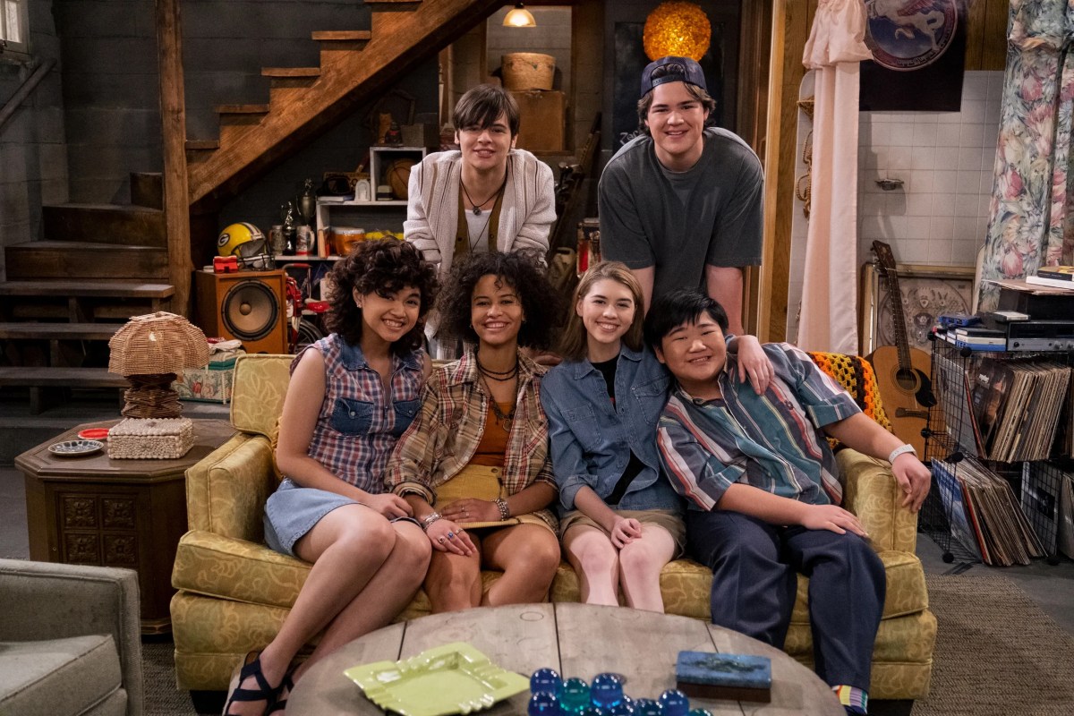 That 90s Show review: Netflix sequel / revival of That 70s Show lets so-so acting quality young cast get overshadowed by old cast cameos from Laura Prepon and Topher Grace, Red (Kurtwood Smith) and Kitty (Debra Jo Rupp), etc.