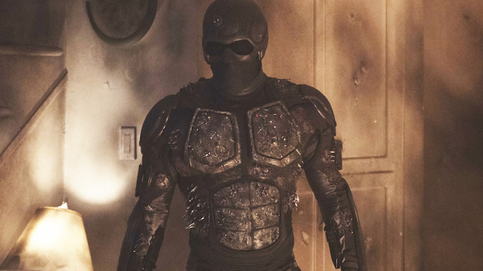 black-noir-the-boys-serie-personagem-misterioso-traje-preto-cena-violenta