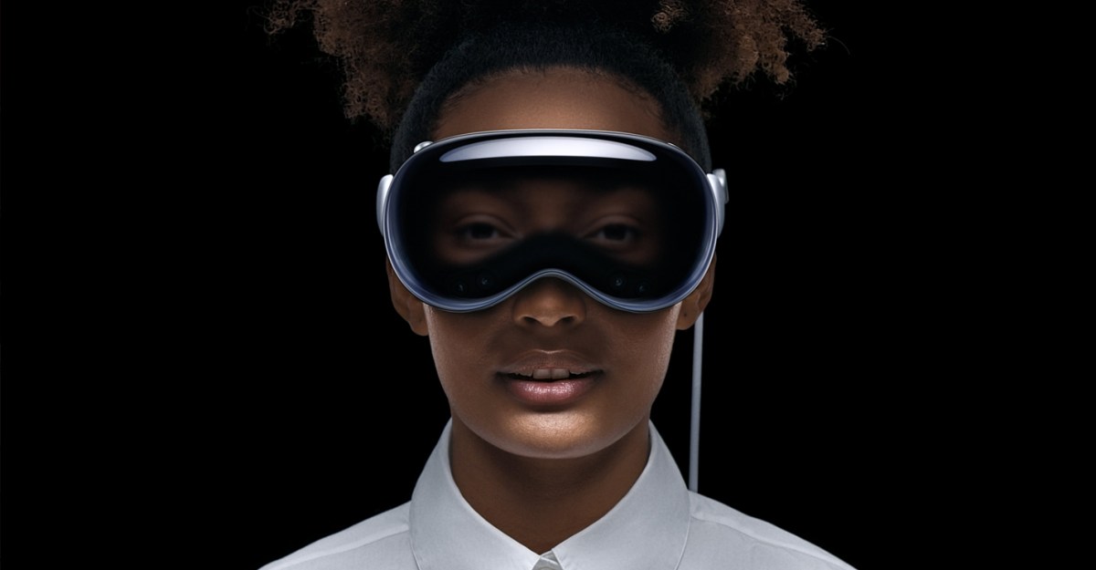 Apple Vision Pro is revealed in full at WWDC 2023 as an AR (augmented reality) headset with a price of $3499, trying to be a tech revolution.