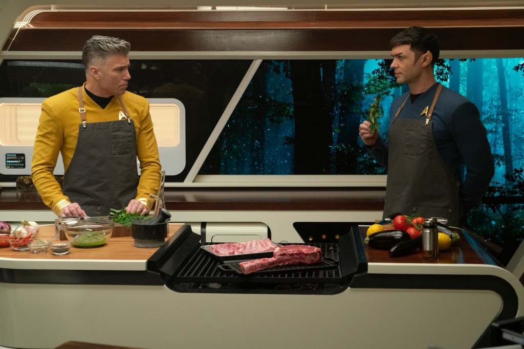 Star Trek: Strange New Worlds temporada 2 episodio 5 reseña Charades es un sólido episodio de comedia que juega con el género queer a pesar de algunas críticas.