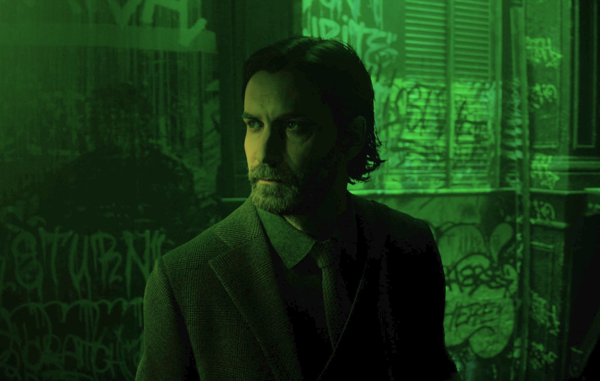 Image of Alan in a green room in Alan Wake 2.