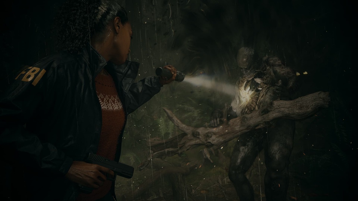 Image of Saga using flashlight and revolver to defeat monster in Alan Wake 2.