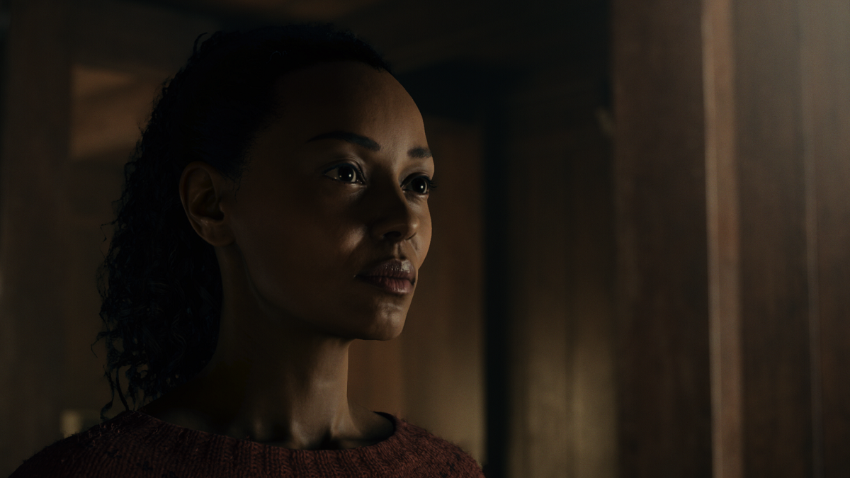 Image of Saga studying an opened case inside The Mind Place in Alan Wake 2.