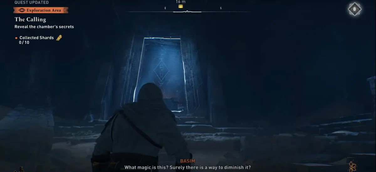 Снимок экрана из Assassin's Creed Mirage (AC Mirage), показывающий внутреннее пространство как часть статьи о раннем получении лучшего легендарного оружия и брони.