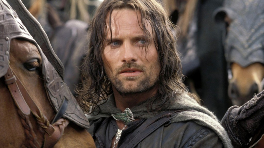 Una imagen que muestra a Viggo Mortensen como Aragorn en El señor de los anillos: Las dos torres como parte de un artículo sobre las curiosidades más locas de la producción de la trilogía.  La imagen muestra a Aragorn mirando fuera de la pantalla hacia la derecha y de pie junto a un caballo muy hermoso.