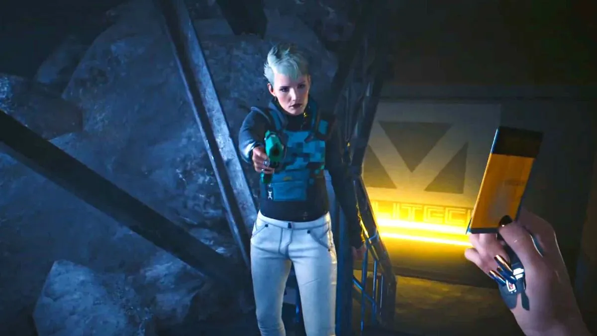 Bree holding a gun in Cyberpunk 2077