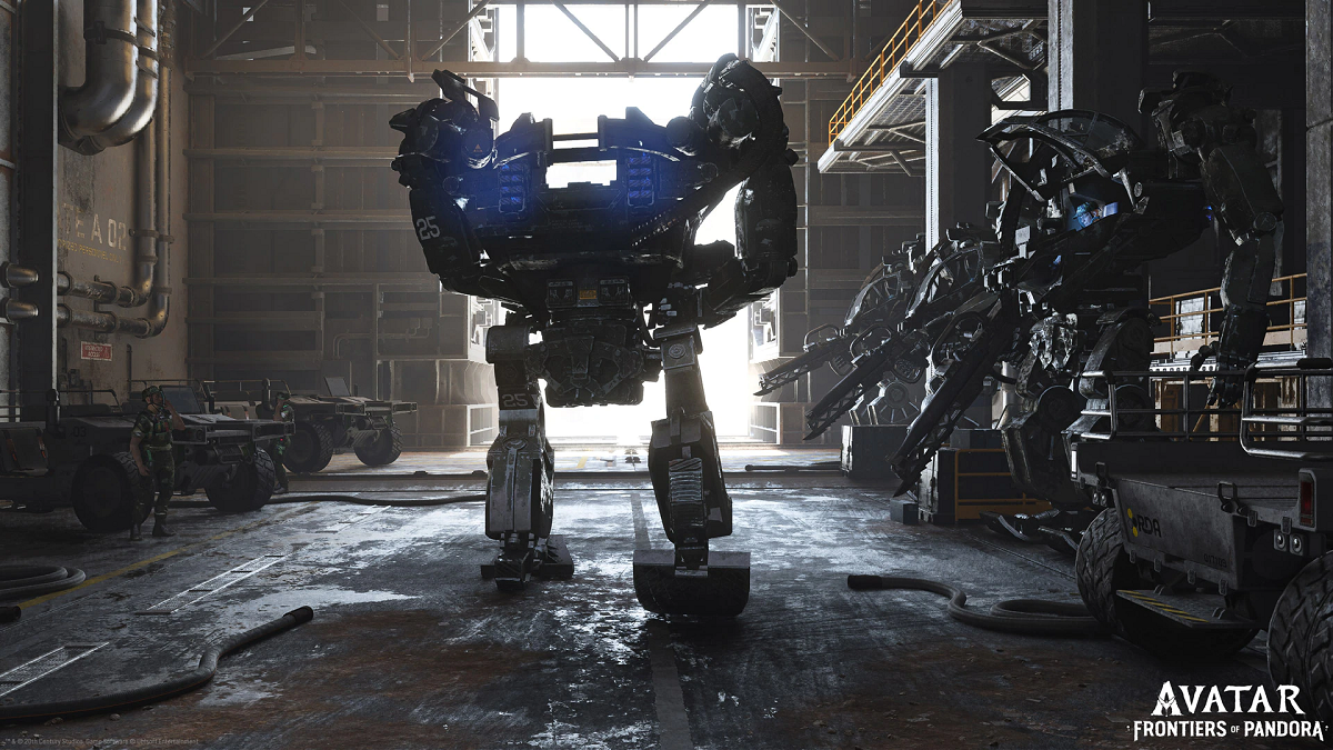 Imagen de robots RDA parados en un garaje con una puerta cercana abierta en Avatar: Fronteras de Pandora.