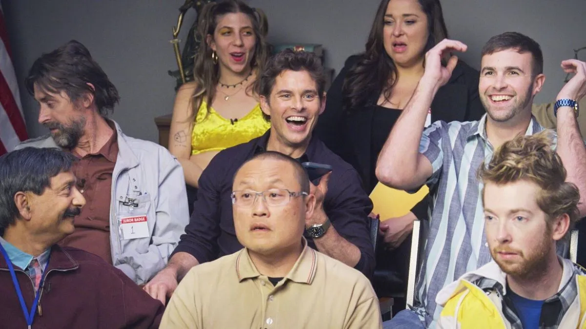 El grupo riéndose en Servicio de Jurado.  Esta imagen es parte de un artículo sobre las mejores comedias televisivas de 2023.