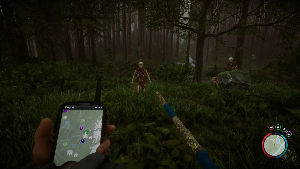 Un jugador sosteniendo un teléfono y una púa en Sons of the Forest.  Esta imagen es parte de un artículo sobre los mejores juegos de terror de 2023.