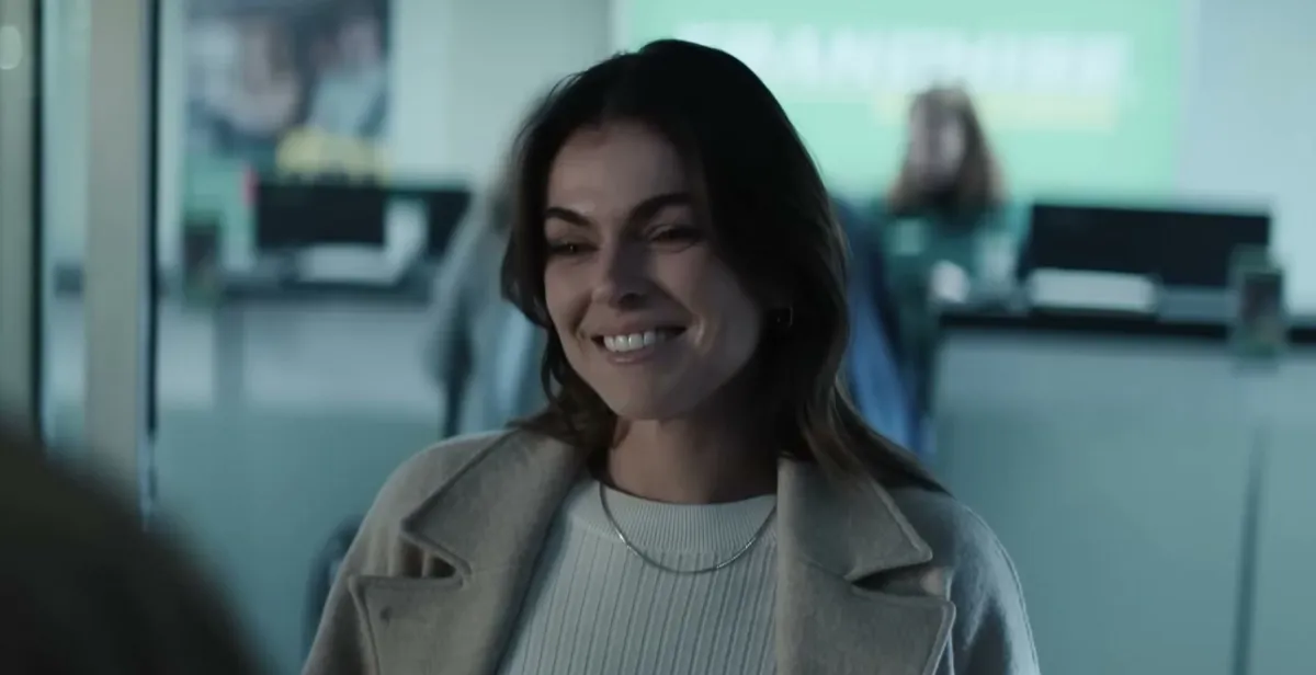 Karla sonriendo en la temporada 2 de Reacher.