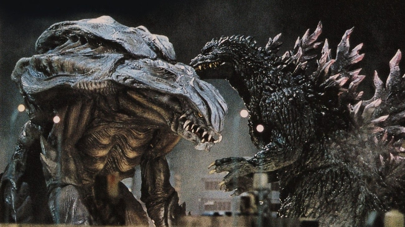 Godzilla se enfrenta a Orga.  Esta imagen es parte de un artículo sobre por qué Godzilla es rosa en el tráiler de New Empire.