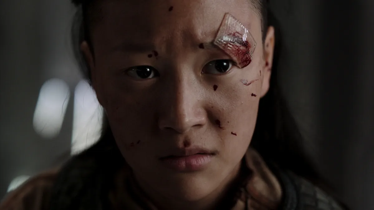 A bandaged Kwan stares. This image is part of an article about all the major actors and the cast list for Halo Season 2.