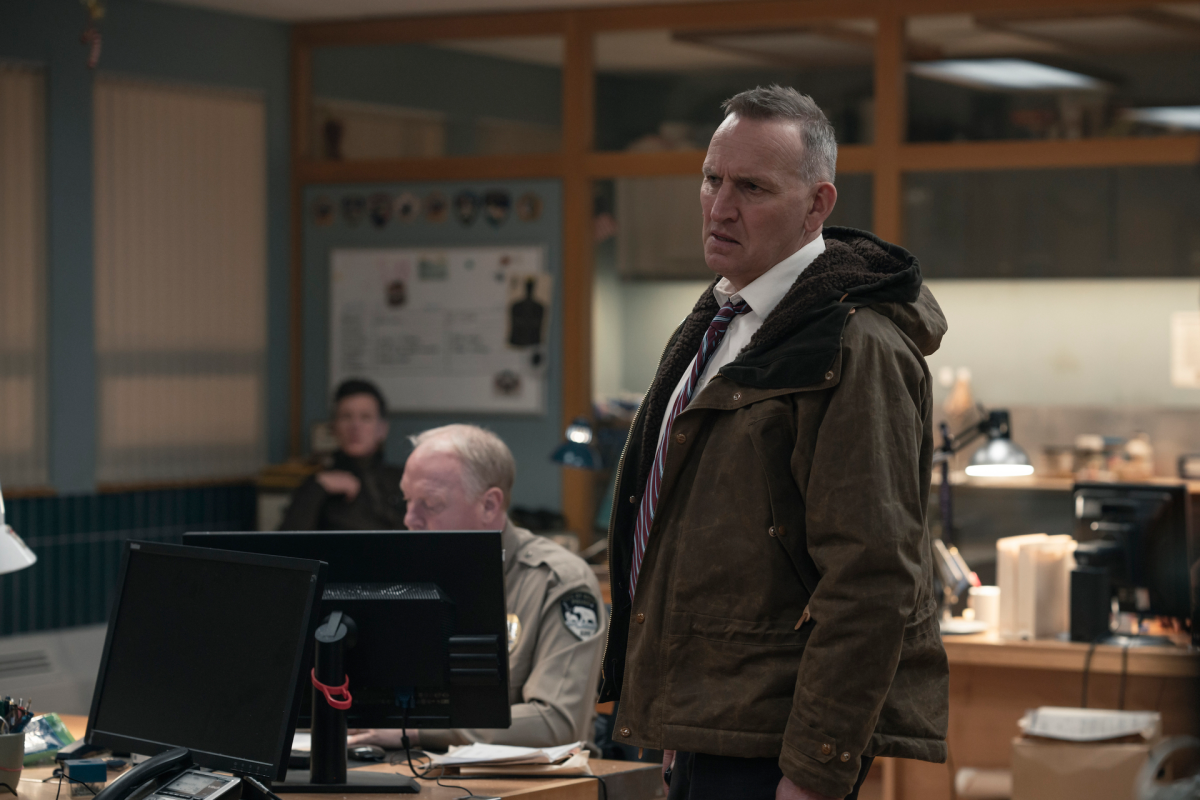 Christopher Eccleston in True Detective. This image is part of an article about the major actors and the cast list for True Detective Season 4.