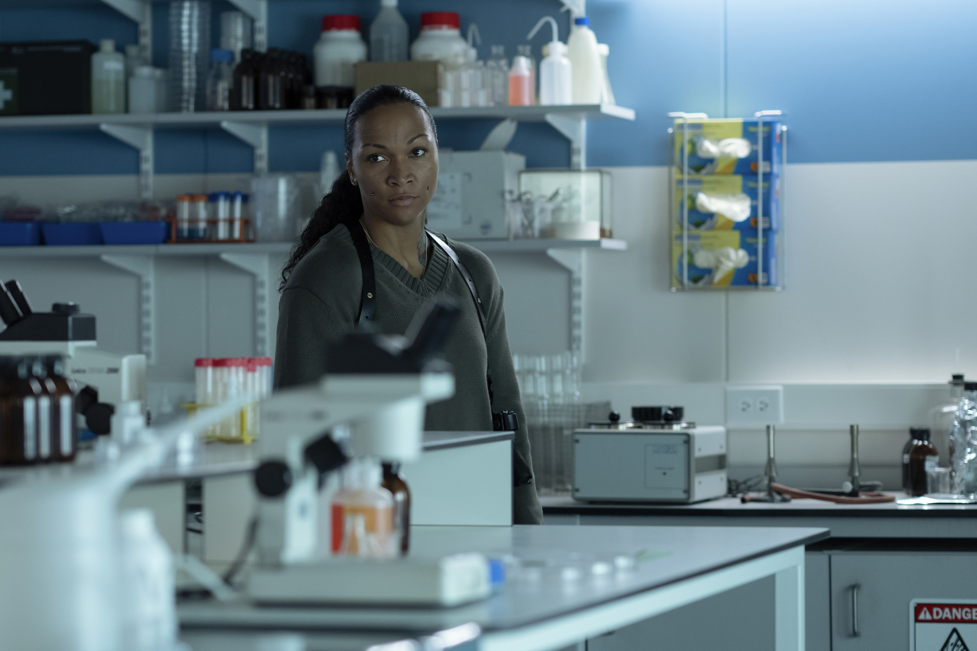 Kali Reis in True Detective. This image is part of an article about the major actors and the cast list for True Detective Season 4.