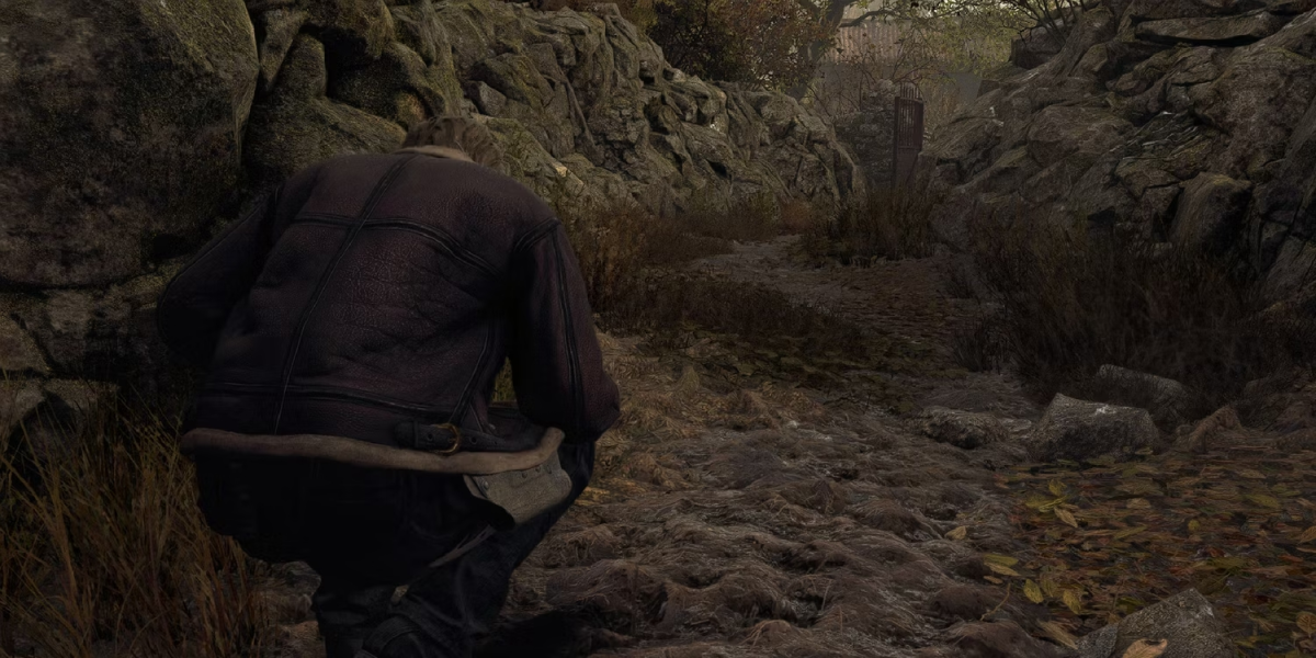 León se escabulle por un bosque.  Esta imagen es parte de un artículo sobre las mejores modificaciones de remake de Resident Evil 4 (RE4).