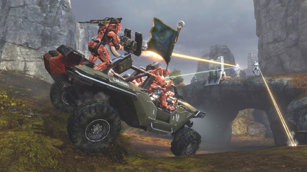 Jugabilidad de Warthog en Halo 4. Esta imagen es parte de un artículo sobre cómo jugar los juegos de Halo en orden.