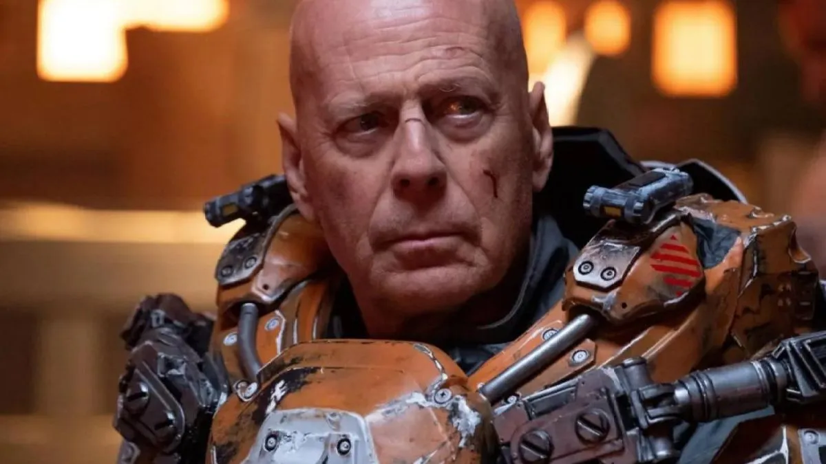 Bruce Willis con un traje mecánico.  Esta imagen es parte de un artículo sobre los premios Golden Raspberry deben retirarse