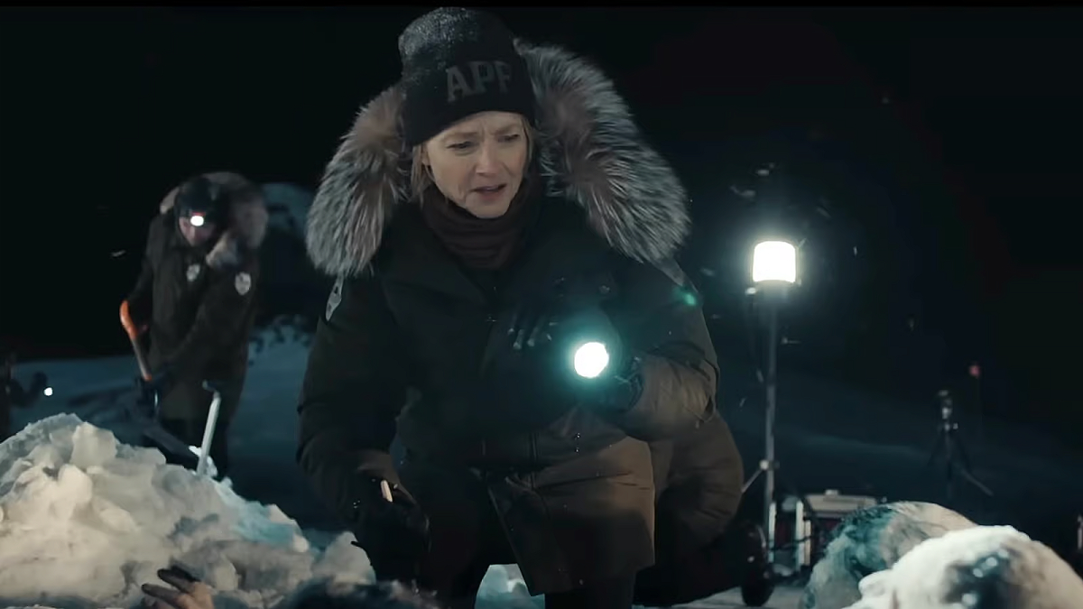 Liz Danvers with a flashlight in True Detective Season 4