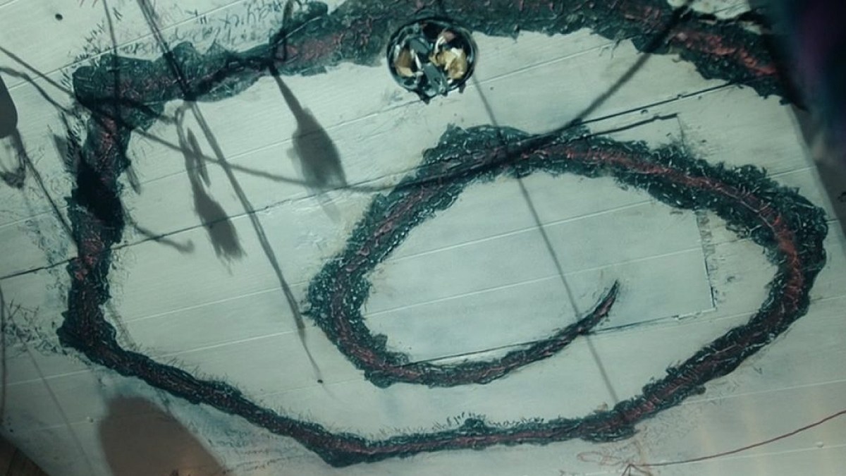 The spiral symbol in True Detective: Night Country. This image is part of an article about how True Detective Season 4's story can still have a scientific explanation. 