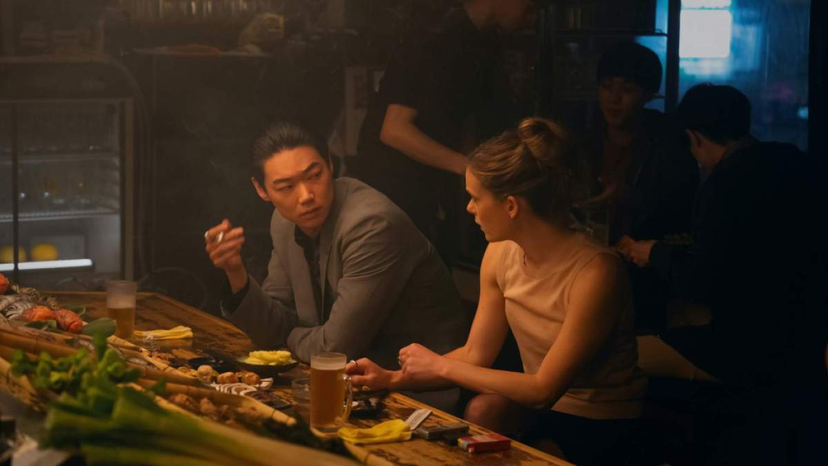 Sato y Samantha en un restaurante.  Esta imagen es parte de un artículo sobre los mejores programas como True Detective.