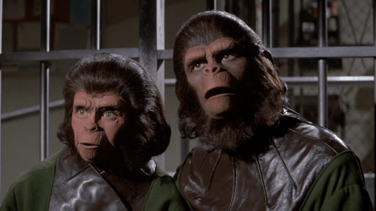 Dos simios lucen sorprendidos en Escape from the Planet of the Apes.
