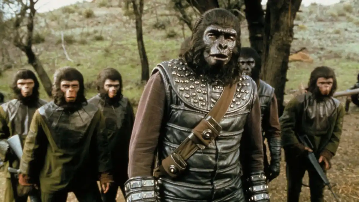 Simios en la batalla por el planeta de los simios.  Esta imagen es parte de un artículo sobre todas las películas de Planet of the Apes, clasificadas de peor a mejor.