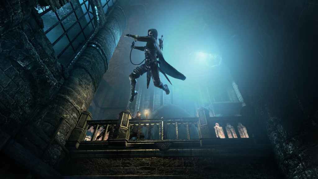 Un ladrón saltando desde un balcón en el juego Thief.  Esta imagen es parte de un artículo sobre la lista de juegos gratuitos de Epic Games Store, actuales y futuros.