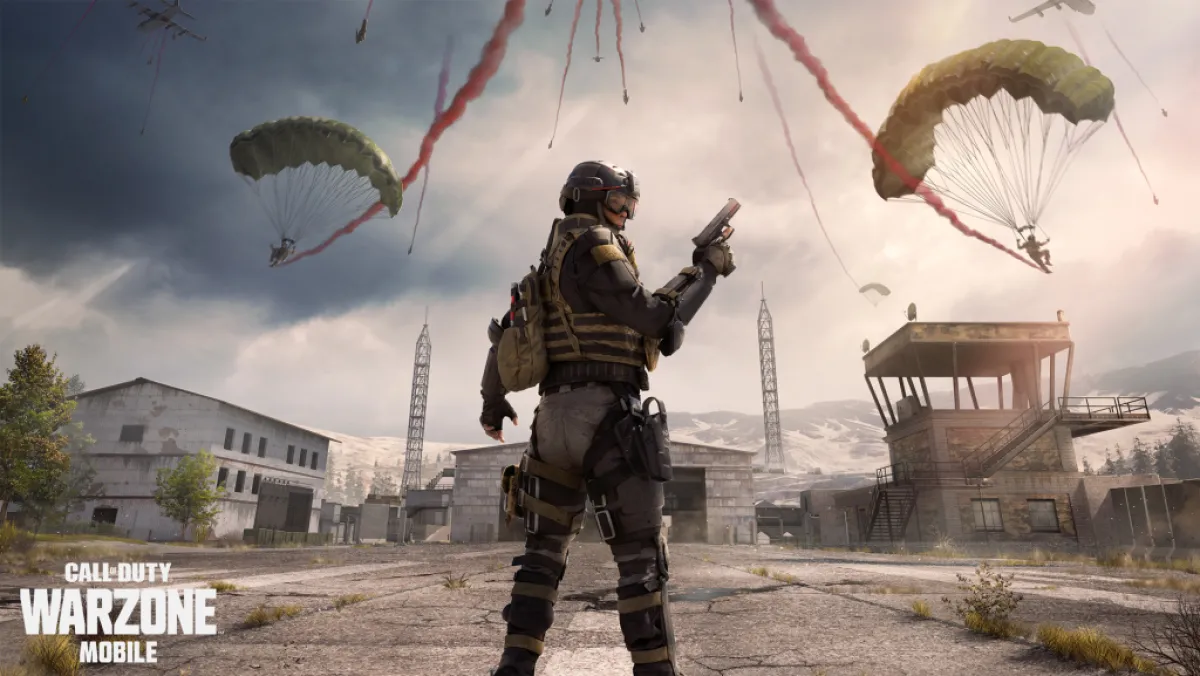 A player standing around parachuting soldiers in Warzone Mobile. This image is part of an article about how to play Warzone Mobile on GameLoop.